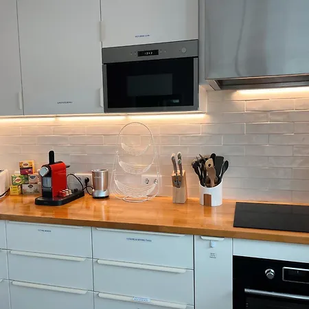 Semesterbostad The Luzia House - Sunny 4br With Gardens, Terraces, Ac, On-site Parking