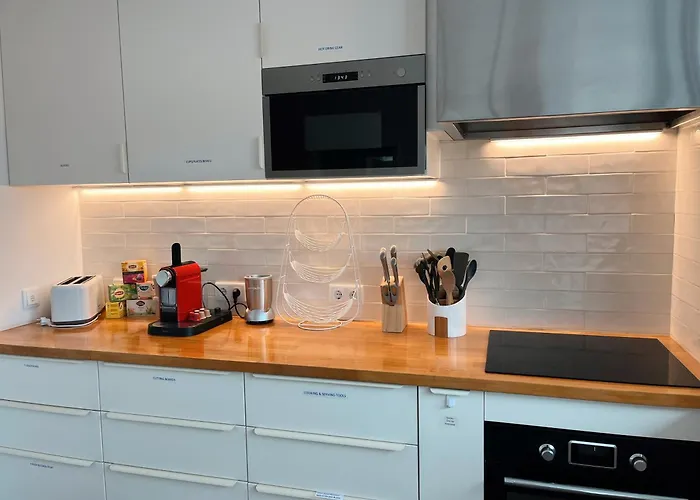 Vakantiehuis The Luzia House - Sunny 4br With Gardens, Terraces, Ac, On-site Parking