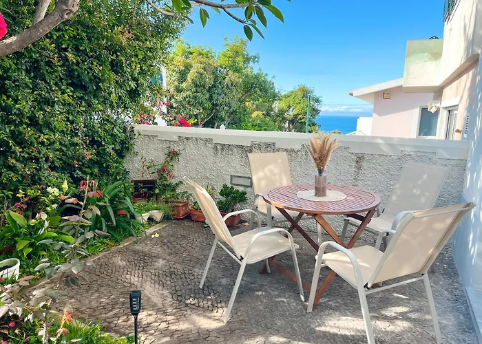 The Luzia House - Sunny 4br With Gardens, Terraces, Ac, On-site Parking Vakantiehuis