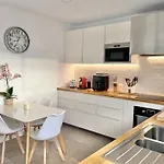 The Luzia House - Sunny 4br With Gardens, Terraces, Ac, On-site Parking 度假居