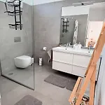 The Luzia House - Sunny 4br With Gardens, Terraces, Ac, On-site Parking