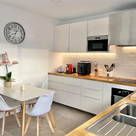 The Luzia House - Sunny 4br With Gardens, Terraces, Ac, On-site Parking Feriehus