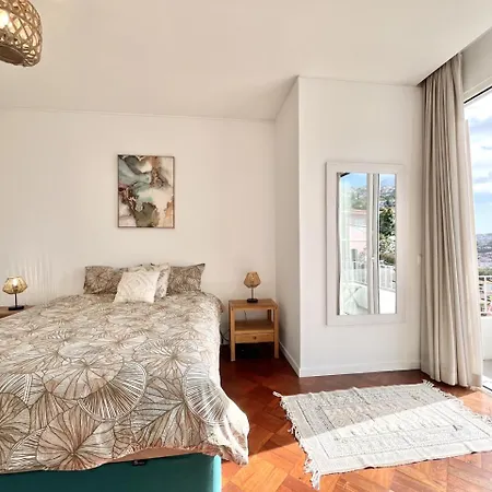 The Luzia House - Sunny 4br With Gardens, Terraces, Ac, On-site Parking Dom wakacyjny Funchal (Madeira)