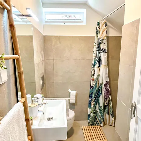 The Luzia House - Sunny 4br With Gardens, Terraces, Ac, On-site Parking Dom wakacyjny Funchal (Madeira)