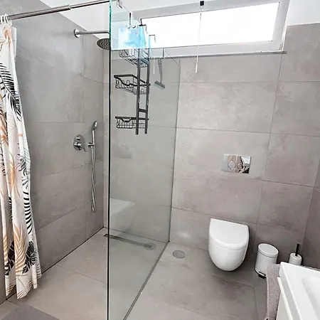 The Luzia House - Sunny 4br With Gardens, Terraces, Ac, On-site Parking Feriehus