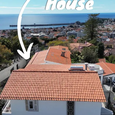 The Luzia House - Sunny 4br With Gardens, Terraces, Ac, On-site Parking Dom wakacyjny Funchal (Madeira)