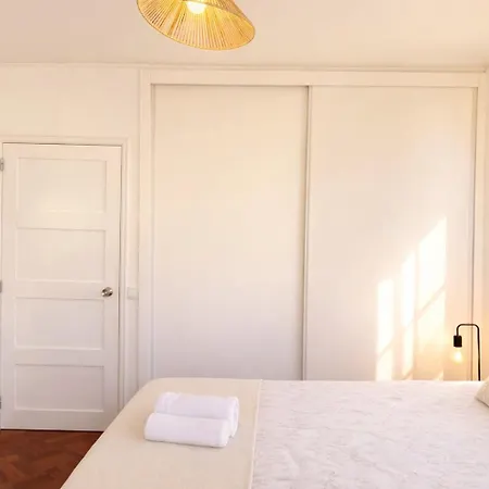 Tatil Evi The Luzia House - Sunny 4br With Gardens, Terraces, Ac, On-site Parking Funchal