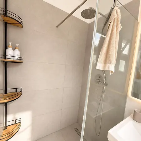 The Luzia House - Sunny 4br With Gardens, Terraces, Ac, On-site Parking Holiday home