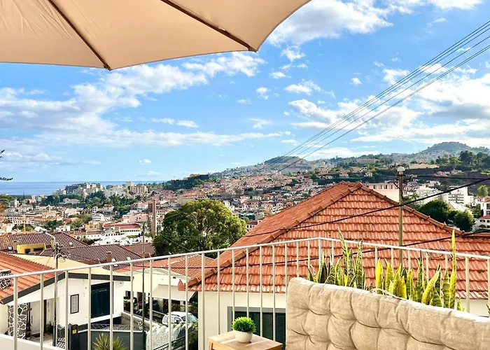 Tatil Evi The Luzia House - Sunny 4br With Gardens, Terraces, Ac, On-site Parking Funchal