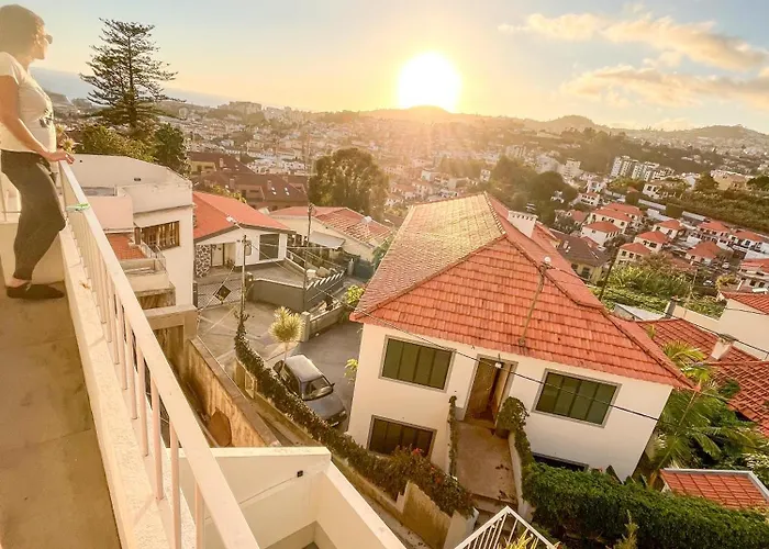 The Luzia House - Sunny 4br With Gardens, Terraces, Ac, On-site Parking Tatil Evi *