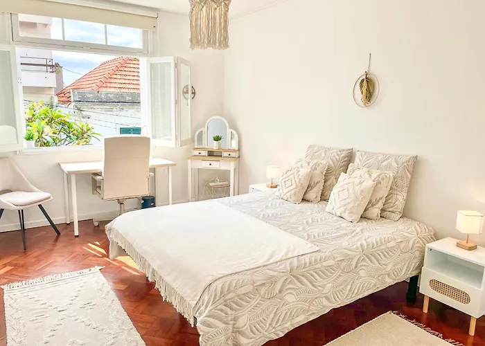 Tatil Evi The Luzia House - Sunny 4br With Gardens, Terraces, Ac, On-site Parking *