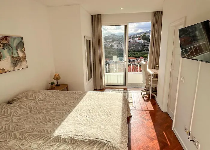 The Luzia House - Sunny 4br With Gardens, Terraces, Ac, On-site Parking Tatil Evi *