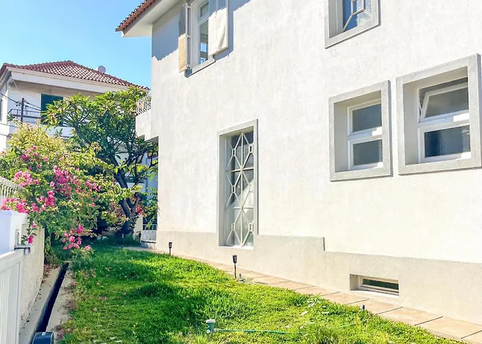 Tatil Evi The Luzia House - Sunny 4br With Gardens, Terraces, Ac, On-site Parking Funchal