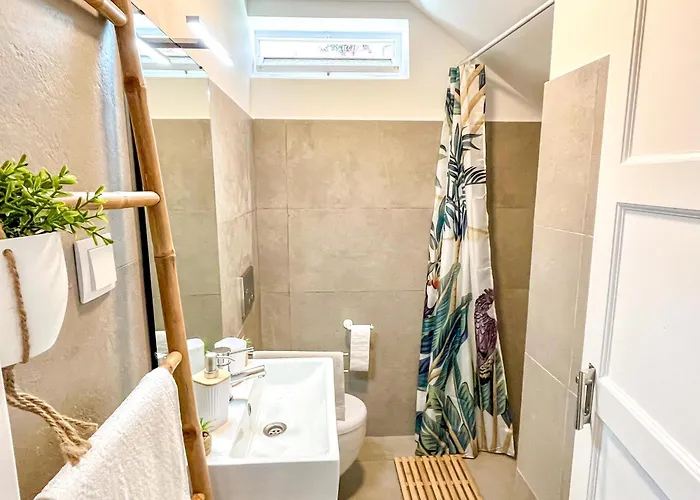 The Luzia House - Sunny 4br With Gardens, Terraces, Ac, On-site Parking Tatil Evi Funchal