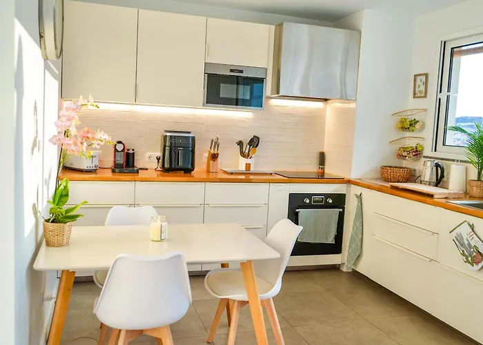 The Luzia House - Sunny 4br With Gardens, Terraces, Ac, On-site Parking Funchal