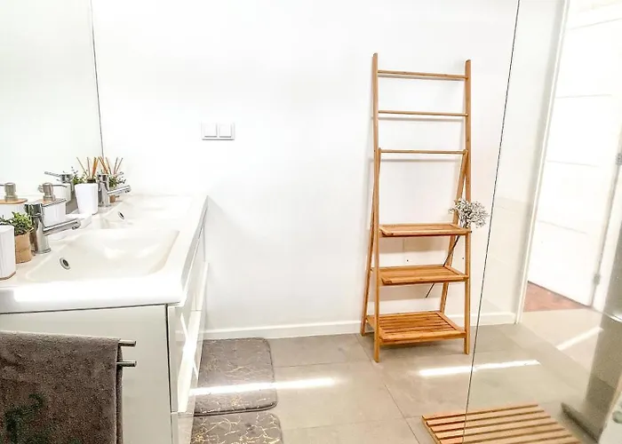 Tatil Evi The Luzia House - Sunny 4br With Gardens, Terraces, Ac, On-site Parking