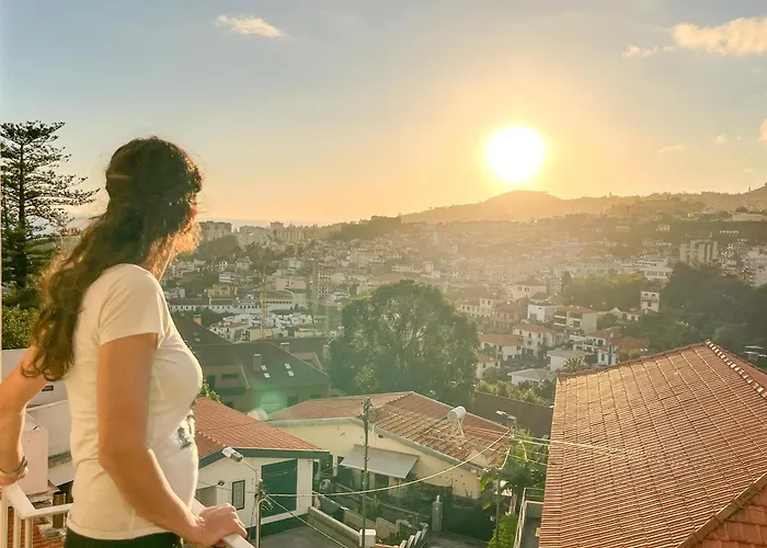 The Luzia House - Sunny 4br With Gardens, Terraces, Ac, On-site Parking Tatil Evi Funchal