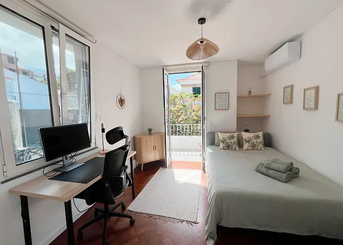 Tatil Evi The Luzia House - Sunny 4br With Gardens, Terraces, Ac, On-site Parking *