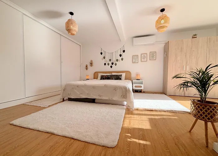 Tatil Evi The Luzia House - Sunny 4br With Gardens, Terraces, Ac, On-site Parking