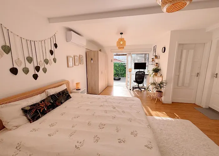 The Luzia House - Sunny 4br With Gardens, Terraces, Ac, On-site Parking Tatil Evi Funchal