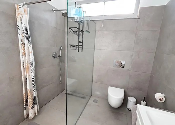 The Luzia House - Sunny 4br With Gardens, Terraces, Ac, On-site Parking Tatil Evi