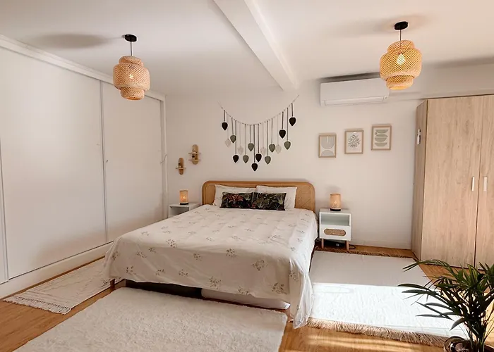 Tatil Evi The Luzia House - Sunny 4br With Gardens, Terraces, Ac, On-site Parking *