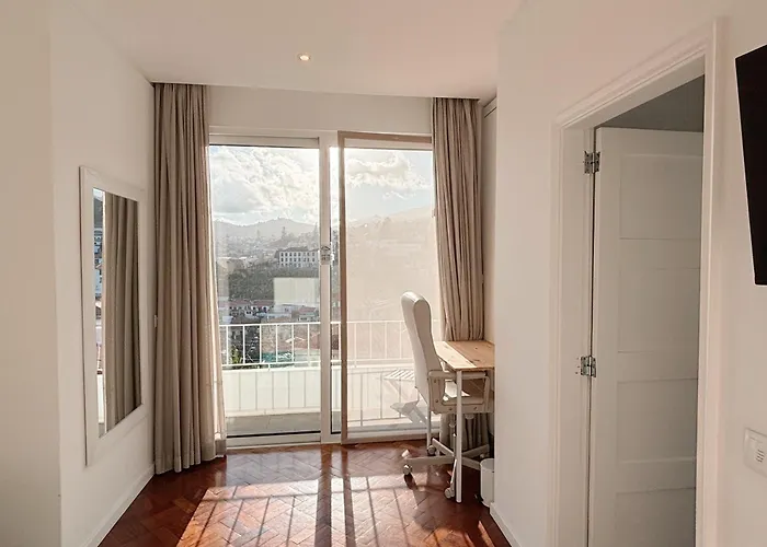 Tatil Evi The Luzia House - Sunny 4br With Gardens, Terraces, Ac, On-site Parking