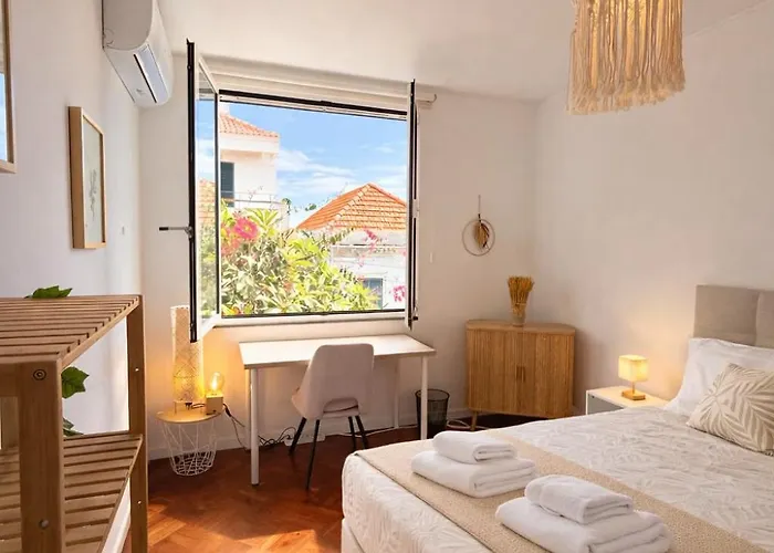 Casa de Férias The Luzia House - Sunny 4br With Gardens, Terraces, Ac, On-site Parking *