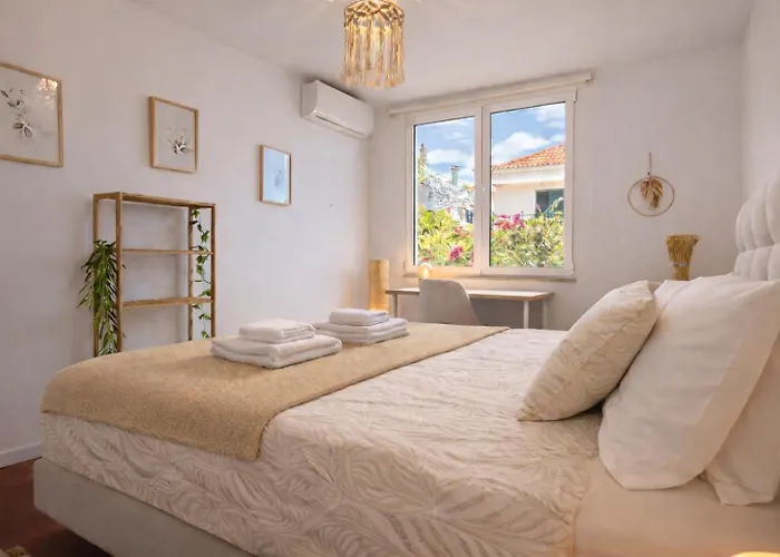 Casa de Férias The Luzia House - Sunny 4br With Gardens, Terraces, Ac, On-site Parking