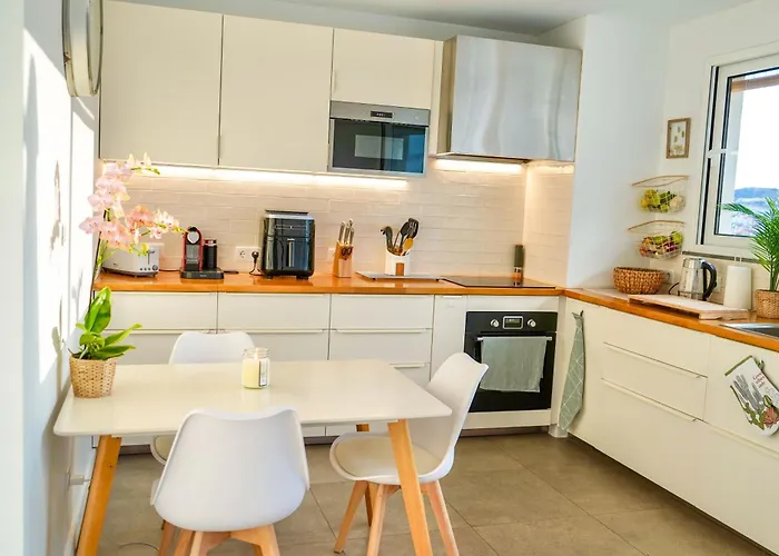 The Luzia House - Sunny 4br With Gardens, Terraces, Ac, On-site Parking Φουνκάλ