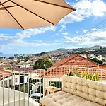 펜션 The Luzia House - Sunny 4br With Gardens, Terraces, Ac, On-site Parking 푼샬