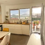 The Luzia House - Sunny 4br With Gardens, Terraces, Ac, On-site Parking 펜션 푼샬